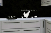Une poule sur un mur